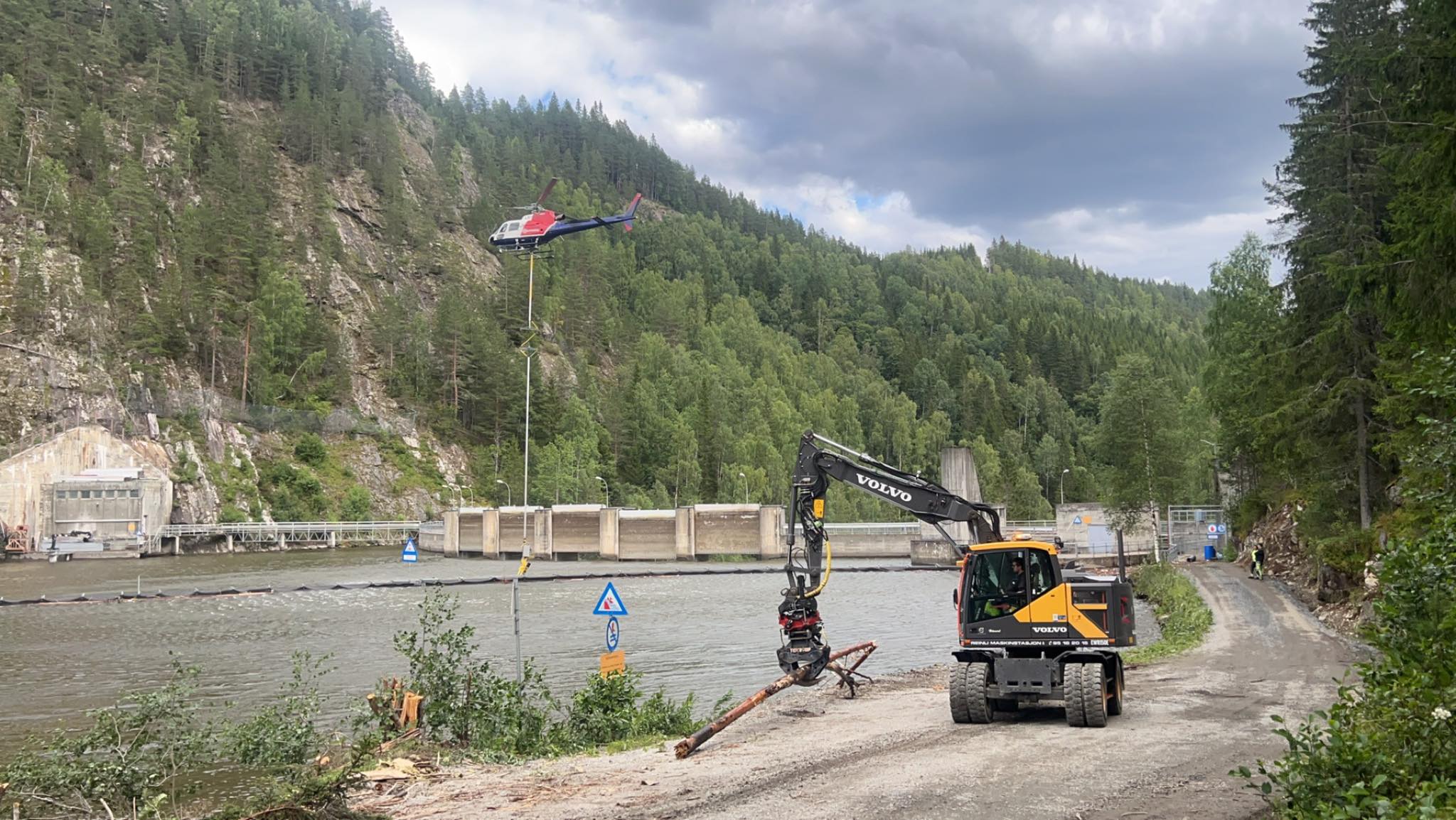 reinli maskinstasjon i arbeid ved bagnsdammen